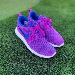 ⭐️NIKE Roshe Running Shoes in Eye-Catching Color